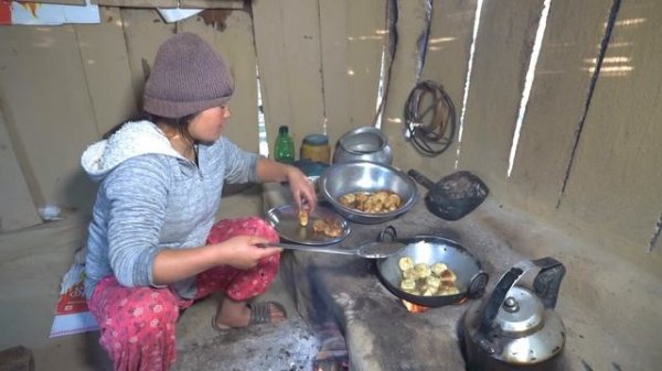 Village style Fry momo making and eating || Fried momos recipe mukbang || crispy fried Pork MOMO