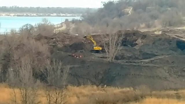 Экскаватор копает землю на краю оврага поймы реки Мокрая Мечётка Волгоград, Часть №2, стаб смотреть онлайн