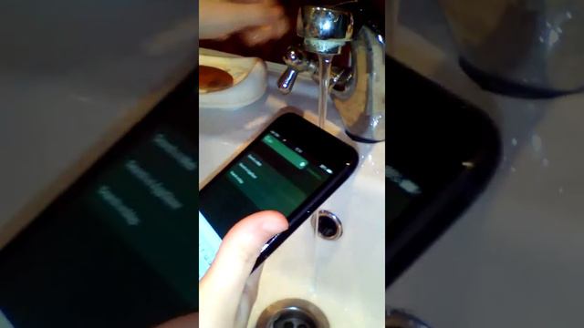 Сунула айфон 7 воду??? смотреть онлайн