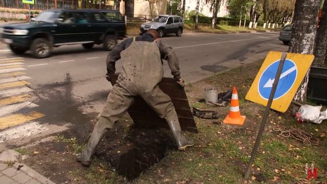 Ил и корни. На центральной улице города прочистили ливневую канализацию смотреть онлайн