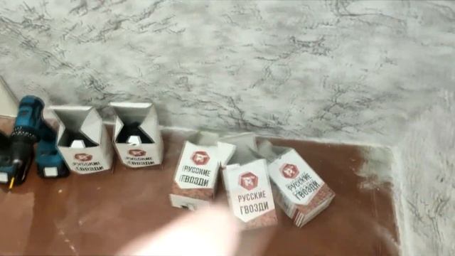 Ремонт в двухкомнатной хрущевке, клеим обои, прокручиваем пол, вешаю телевизор, собираю мебель. смотреть онлайн