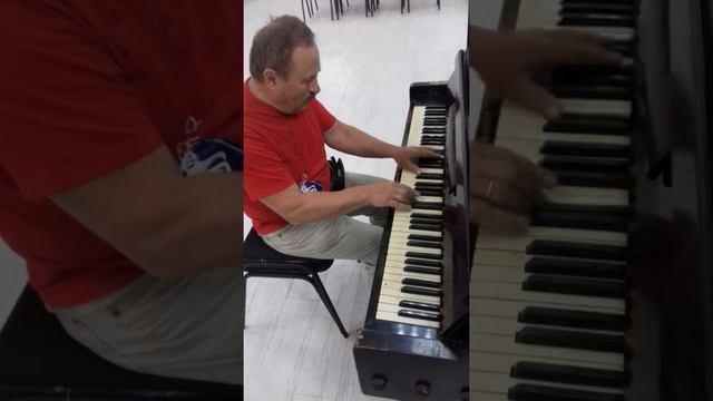 Владимир Быстряков играет на фортепиано смотреть онлайн