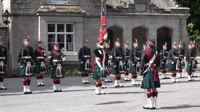 Black Watch Pipes and Drums lead the Royal Guard out of Balmoral Castle with pony mascot Cruachan I смотреть онлайн