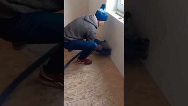 Штробление стен штроборезом Зубр