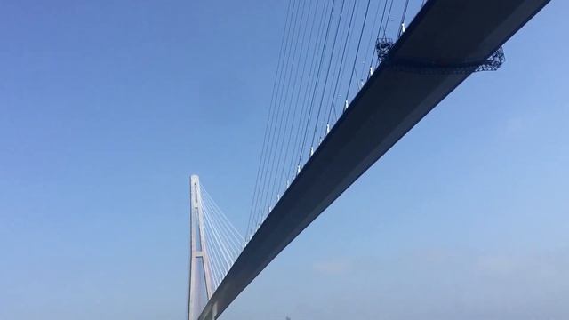 Осуществил мечту, прошёл под Русским мостом смотреть онлайн