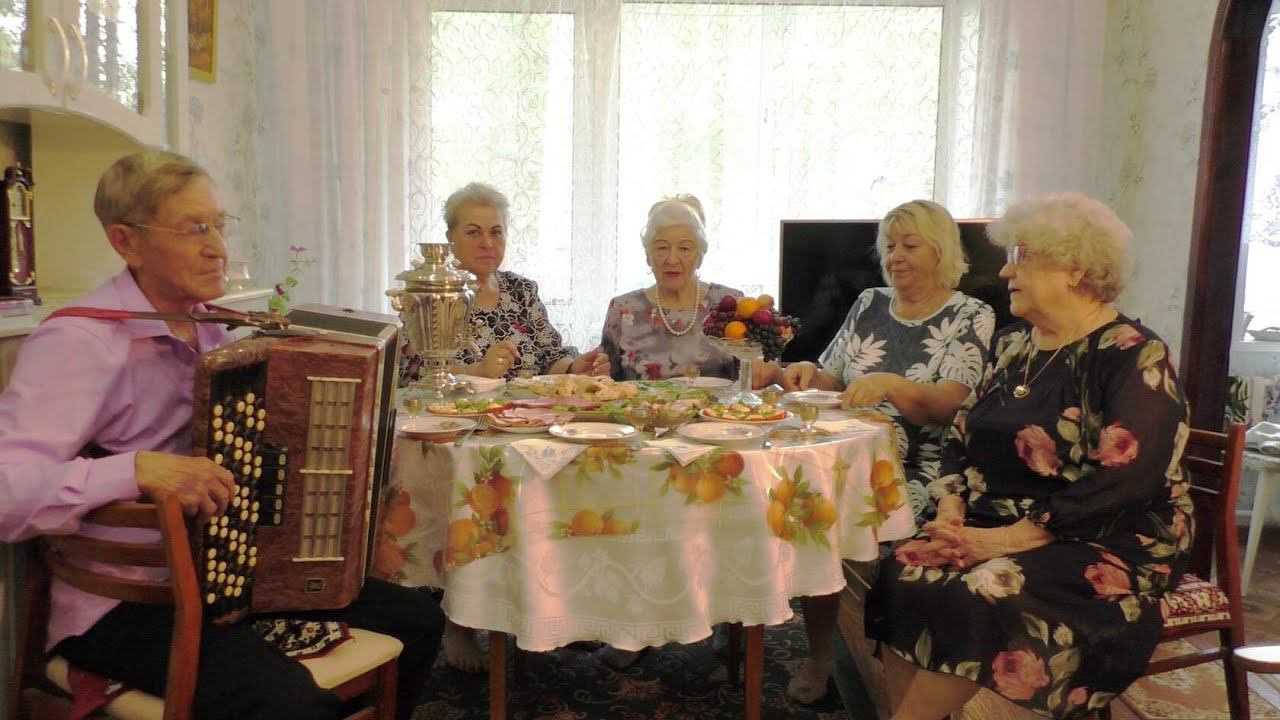 Встреча друзей у самовара у Нины Николаевны. г.Ачинск. 06.07.22г. Автор видео Елена Цыганова смотреть онлайн