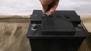 Как замерить точно уровень электролита в аккумуляторе.