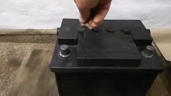 Как замерить точно уровень электролита в аккумуляторе.