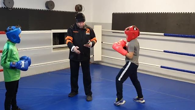 Boxing sparring weight 30 kg children born in 2010 - Tamir in a blue helmet смотреть онлайн