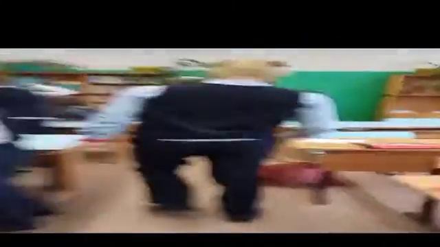 Широкий школьник в противогазе идёт смотреть онлайн