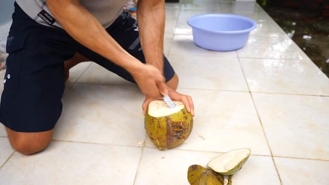 Как открыть кокос обычным ножом (версия 2) смотреть онлайн