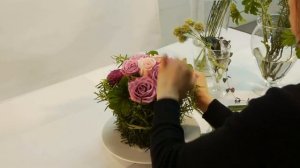 Композиция из живых цветов с использованием флористической губки (оазиса).