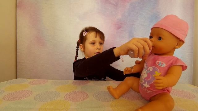 ✔ Кукла Беби Борн и девочка Ира - кормим малышку.Baby Born and Ira смотреть онлайн