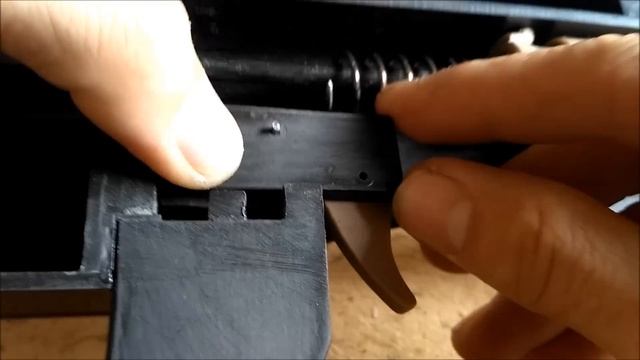 Colocando a mola no gatilho e suporte do mesmo.gatilho airsoft caseira смотреть онлайн