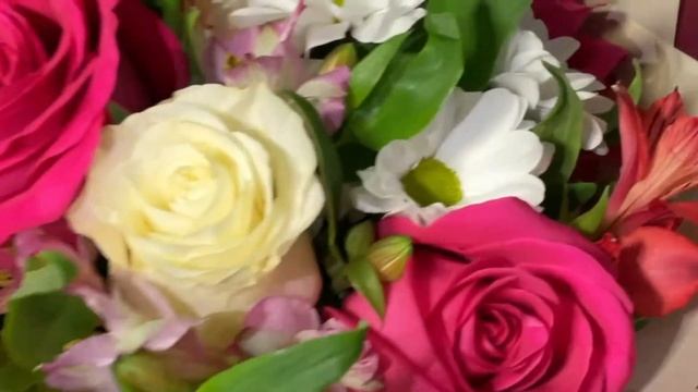 Набор для мамы размер S с букетом из роз Эквадор (50 см) смотреть онлайн