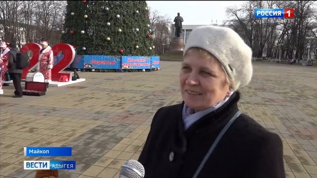 С новогодней программой в Майкопе выступает духовой оркестр, где каждый артист настоящий Дед Мороз смотреть онлайн