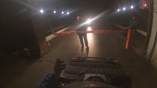 Упёртая охрана, севший аккумулятор, покатушка на квадре смотреть онлайн
