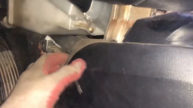 Как снять подлокотник нижний пластик мкпп на автомобиле Mitsubishi Lancer 9 смотреть онлайн