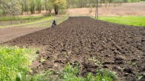 Двухкорпусный плуг с захватом 50 см. Пахота мини трактором.