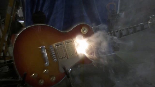 Ace Frehley Les Paul "Budokan" Smoking Guitar *TEST* смотреть онлайн