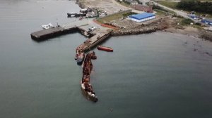 Затонувший в 90-х судоремонтый завод утилизируют на металлолом в порту Магадана