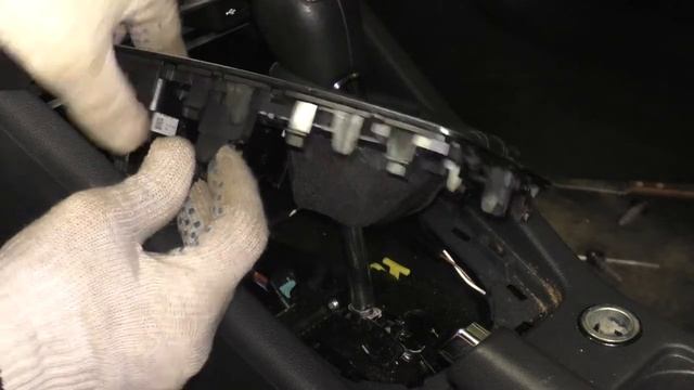 Gearbox console frame removal Skoda Octavia MK3 смотреть онлайн