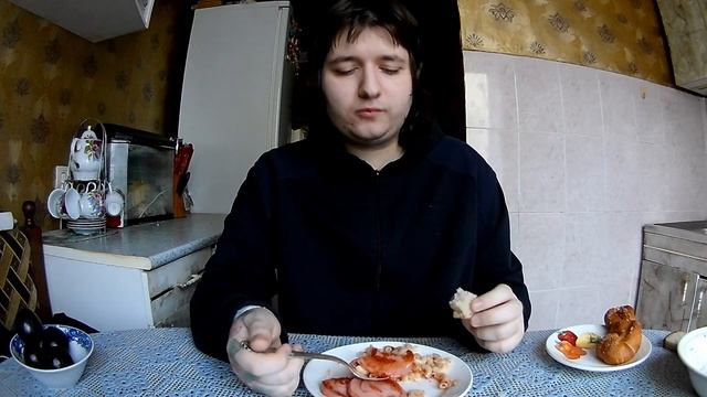 МУКБАНГ МАКАРОНЫ С ЖАРЕНОЙ КОЛБАСОЙ И САЛАТ ОГУРЦЫ И ПОМИДОРЫ | МУКБАНГ РОССИЯ смотреть онлайн