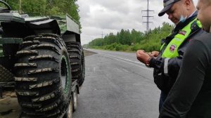 Гаишники остановили вездеход чтобы сообщить что это снегоболотоход?