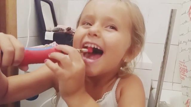 ЧИСТИМ ЗУБЫ НОВОЙ ЭЛЕКТРОЩЁТКОЙ!!))) смотреть онлайн