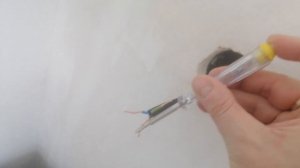 Есть ли электричество? Как пользоваться отверткой-индикатором. Где фаза, а где ноль?