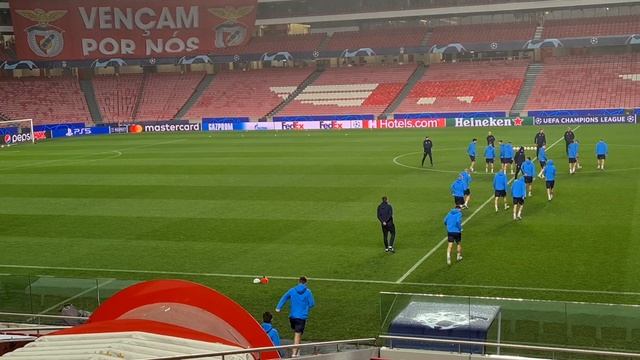 Динамовцы выходят на поле Эштадиу да Луж, чтобы потренироваться под дождем перед матчем с "Бенфикой смотреть онлайн