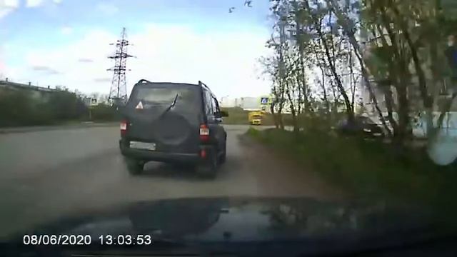 8 июня 2020 г., ул. Димитрова, водитель "Патриота" не включает указатель поворота. смотреть онлайн