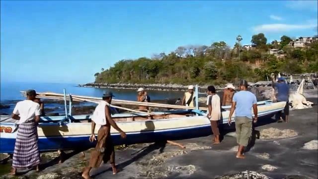 спуск лодки на воду - Ламалера, Индонезия смотреть онлайн
