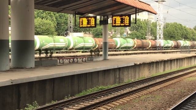 Тбилиси. Железнодорожный вокзал. Электровоз с цистернами на заднем полотне смотреть онлайн