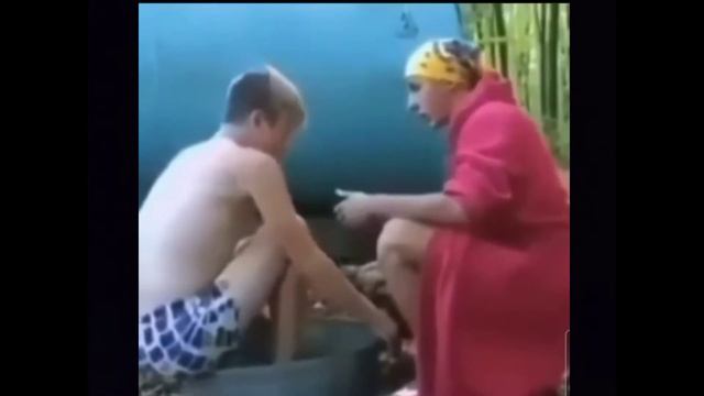 Ну що синку давай ми тобі пісюна помиєм/прикол смотреть онлайн