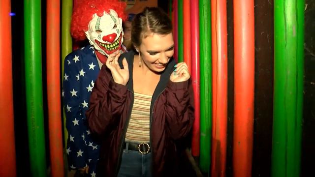 Frightly News: TJ Springer and Savannah Tennyson weather the terrors of the Monster Corn Maze смотреть онлайн