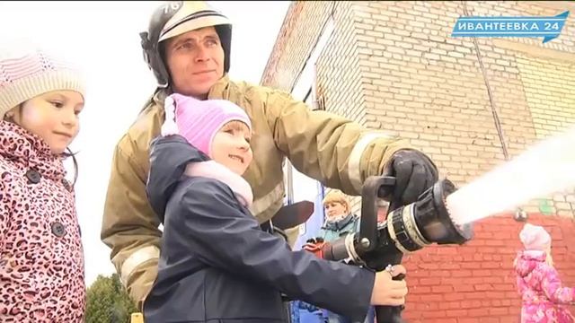 Детский сад "Сказка" в гостях у пожарных ПЧ № 76 Ивантеевка смотреть онлайн