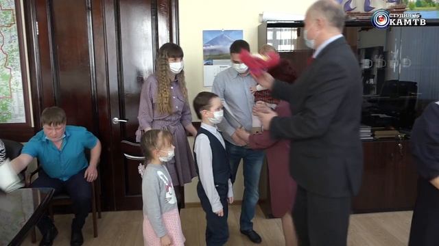 Вручение сертификатов молодым семьям смотреть онлайн