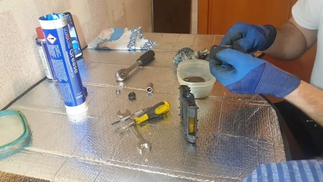 СМАЗКА И СБОРКА ПЕДАЛЕЙ / ОБСЛУЖИВАНИЕ и РЕМОНТ ВЕЛОСИПЕДА СВОИМИ РУКАМИ смотреть онлайн