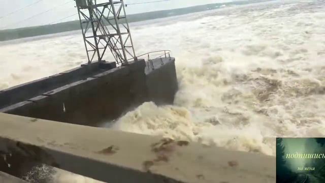 Сброс воды на КамГЭС. Вот эта мощь! смотреть онлайн