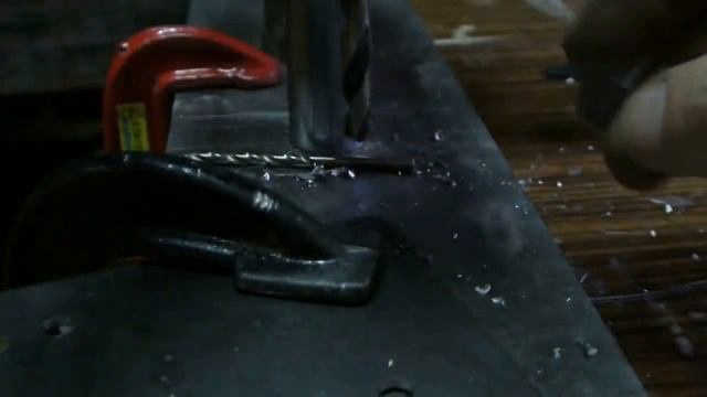 Как просверлить тонкий металл на примере шайб для складного ножа смотреть онлайн