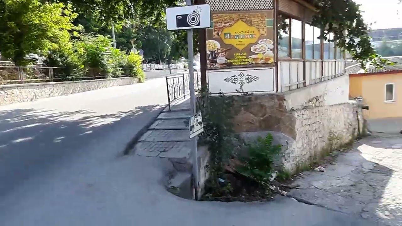 Бахчисарай, идем в сторону Ханского дворца смотреть онлайн