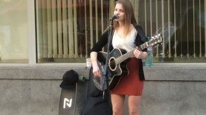 Ксения Минаева играет на гитаре и классно поёт на  Арбате. Май 2016