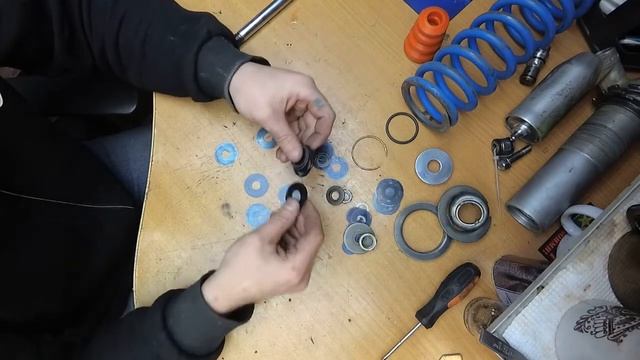Сборка моноамортизатора KYB смотреть онлайн