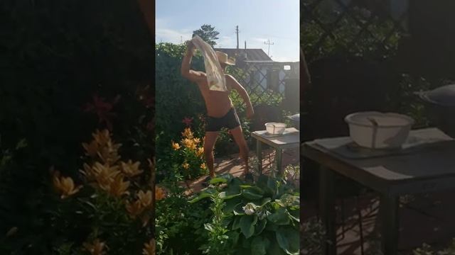 Танец голодного дачника. #Shorts. Улетное видео . Смешной танец. крутой танец.