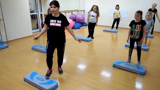 Простой танец на степ платформах для САМЫХ МАЛЕНЬКИХ под современную музыку. Объясняем доступно. смотреть онлайн