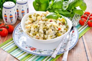 КАК ПРИГОТОВИТЬ РЫБНЫЙ САЛАТ ИЗ ОТВАРНОЙ РЫБЫ