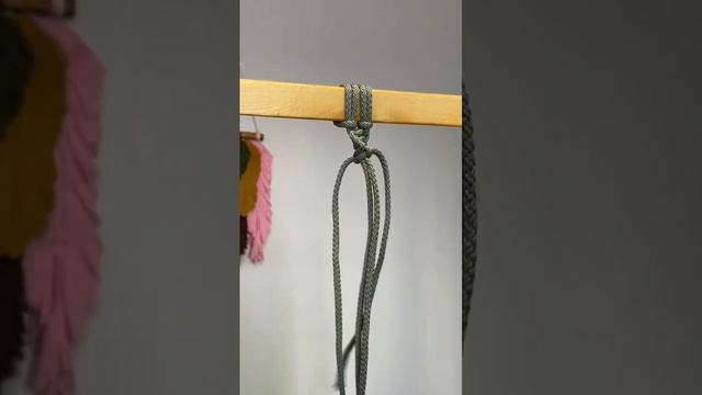 Макраме для начинающих. Витая цепочка из правосторонних плоских узлов. Попробуй. смотреть онлайн