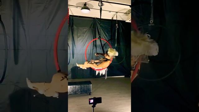 Play violin on aerial hoop, Yamaha YEV104 electric violin, Song: Tico Tico, Suey Wong смотреть онлайн