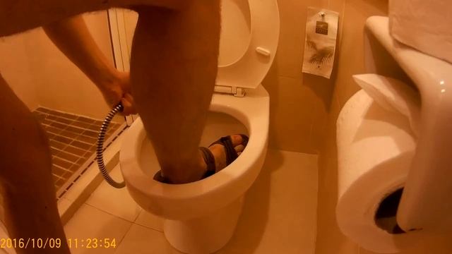 мойка ног в унитазе смотреть онлайн